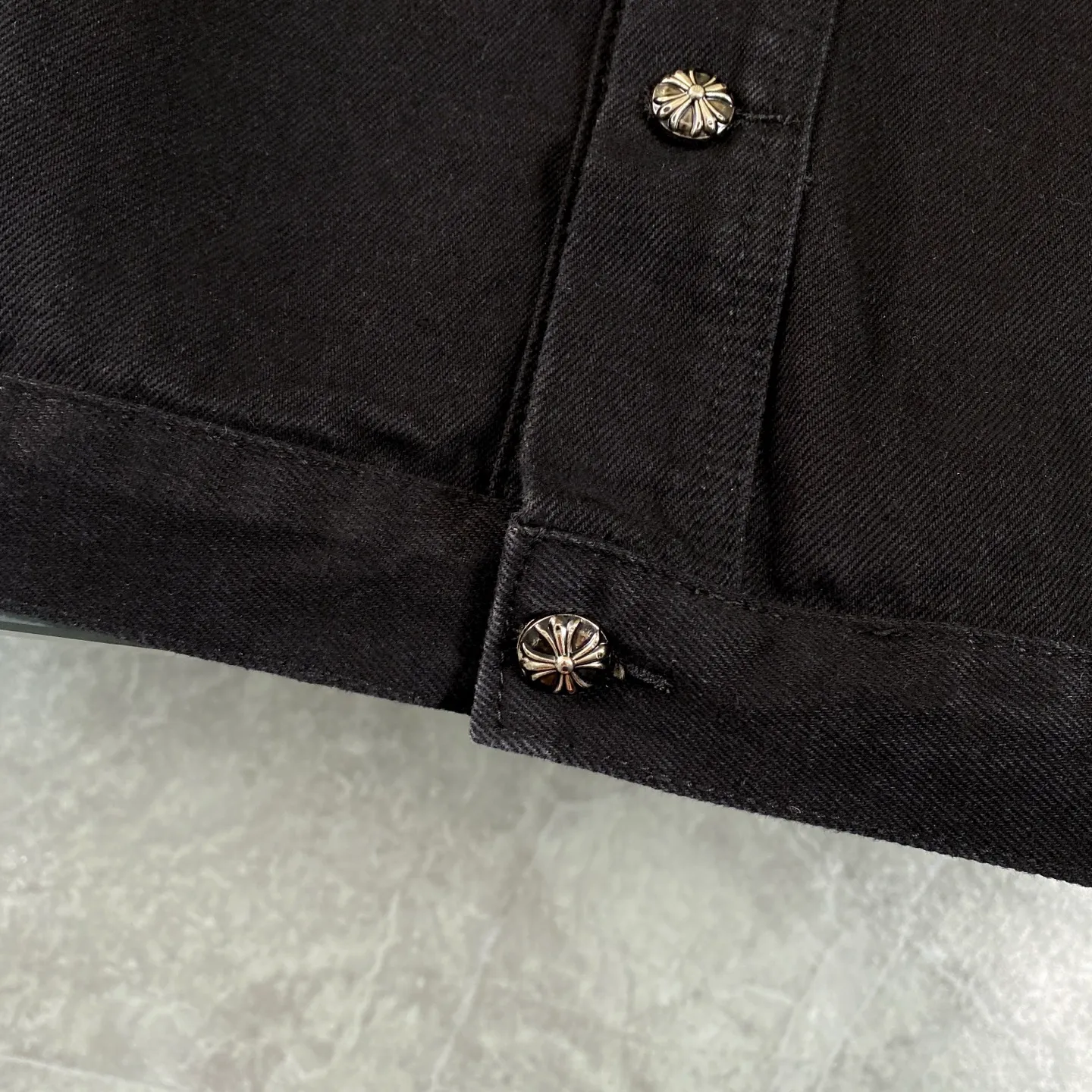 P300 Chrome Hearts Chrome Hearts heavy-duty denim jacket with rivets. The same style as the Internet celebrity. Denim jacket with cross print all over. The unique cross design element is full of design. It is made of 100% denim cotton fabric with heavy coarse yarn count, which ensures a stiff and tough silhouette while being soft, comfortable and breathable. The lapel is designed with silver buttons and is full of texture. The classic cross logo is all over the dress, making it a perfect versatile style for spring and summer! The original loose version is made of high-quality pure cotton fabrics. The fabric pattern is high-definition and delicate without burrs. It is comfortable and breathable to wear. All the buttons are molded and customized. It is casual and fashionable and can be matched with any bottoms. It can be windproof and sunproof in spring and summer. It can be worn outside in autumn and winter! Easily concave shape makes you look slimmer and taller, perfect for both men and women! Color: Black Size: S M L XL
